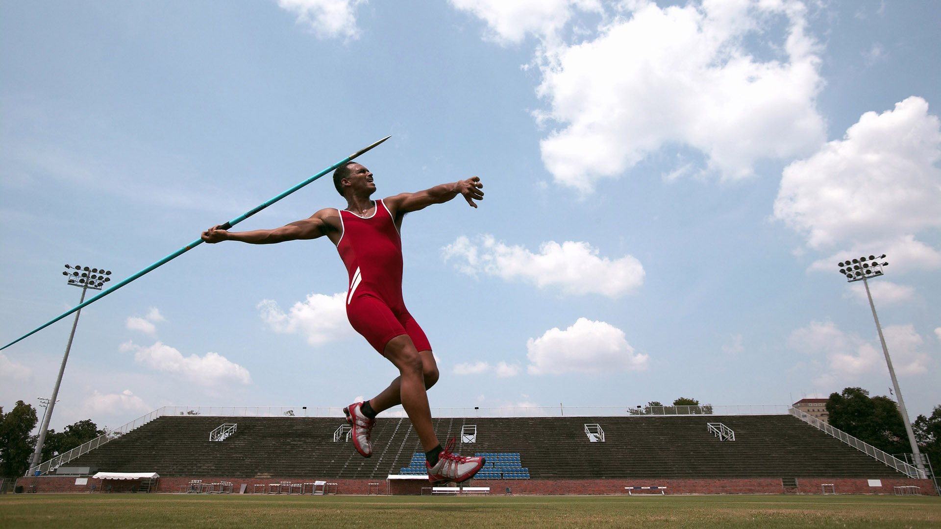 xingkong.com-“球速飙升，反应极速！高新区全民健身馆壁球赛场技术与速度的碰撞”