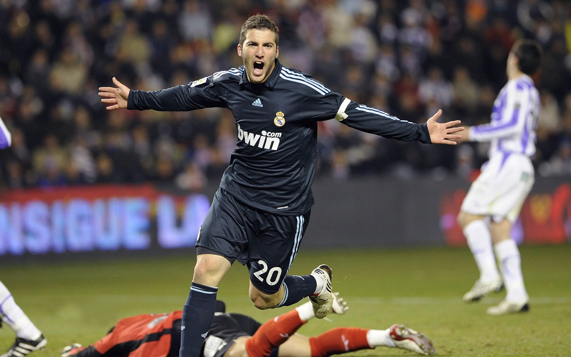 球迷应援活动频繁，营造火热氛围，球迷招募