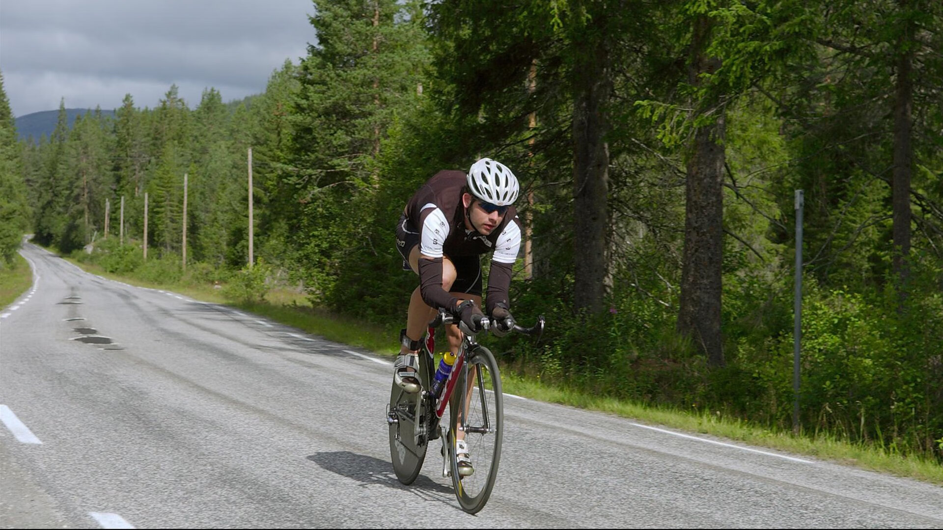 詹姆斯亲手为队友庆生氛围温馨感人，詹姆斯庆祝动作视频无水印